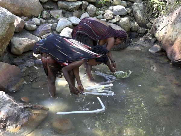 Získávání soli ze slaného jezírka, Papua
