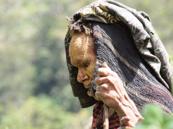 Žena držící smutek po skonu manžela, Papua