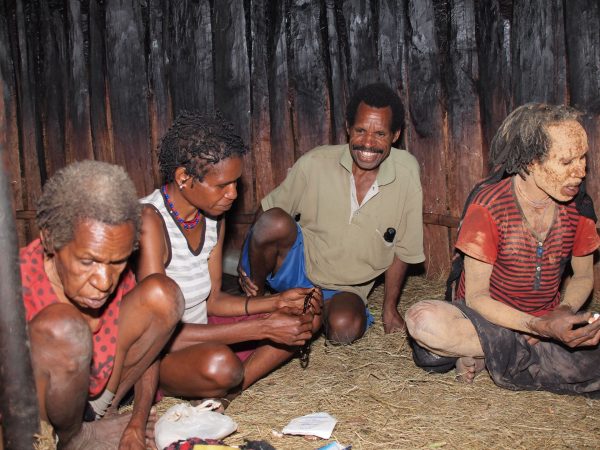 U místních v chatrči, Papua