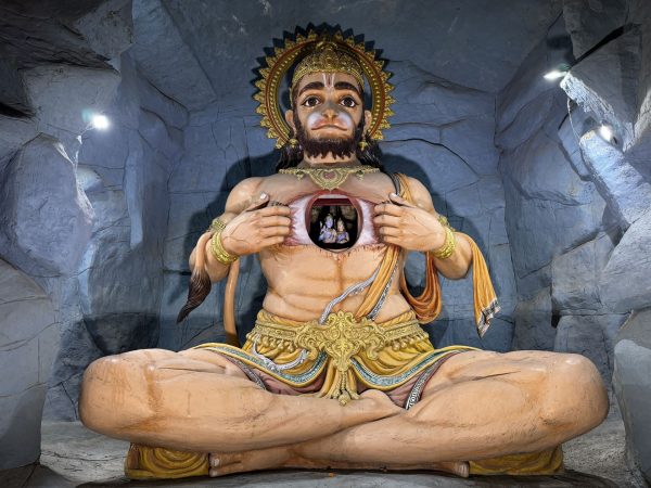 Opičí bůh Hanuman s bohy Rámou a Sitou v hrudi