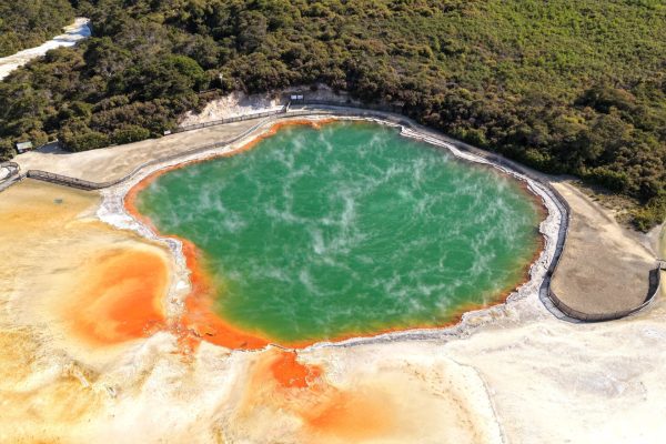 Geotermální aktivita v blízkosti města Rotorua je až nebezpečně krásná