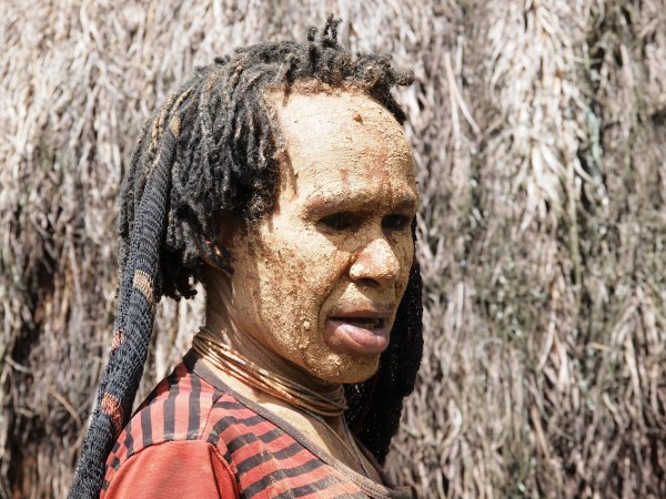 Žena držící smutek - Papua, Indonésie